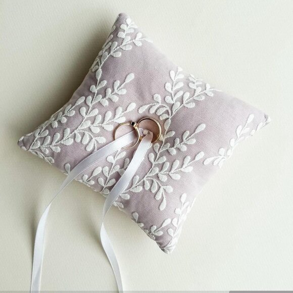 🌿 Lace Wedding Ring Pillow – Elegant Embroidered Ring Bearer Cushion (Like New) - Picture 2 of 4